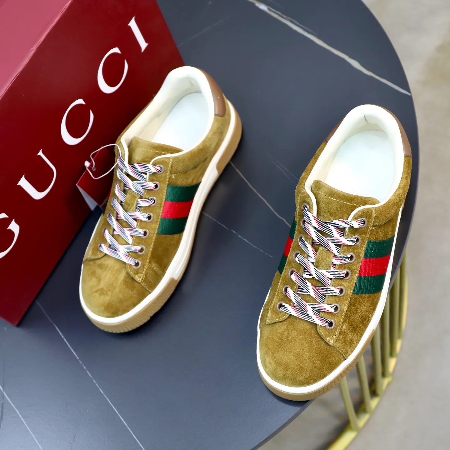Ex-factory price: 600💰🙅‍♂️🙅‍♂️🙅‍♂️ Brand: Gucci GUCCi Standard code: Men's size 38/44 (45, 46 can be customized) Grade: Same as the official website Material: Original cowhide surface Comfortable hybrid thickened sheepskin lining Original wear-resistant soft outsole Style category: Casual sports version White shoes Dad shoes Young fashion European and American trends British style Color: actual picture color